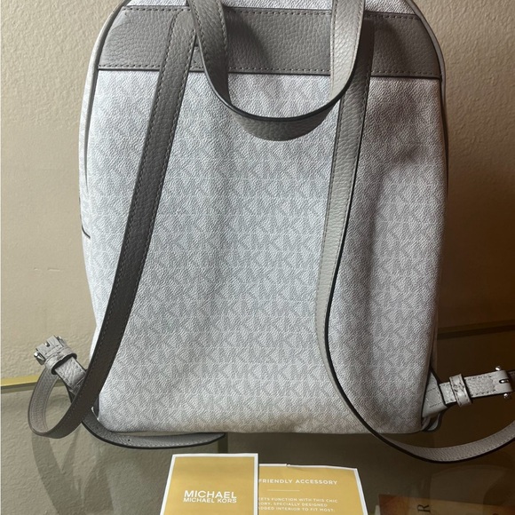 Michael Kors Abby large monogram, tech friendly backpack - Picture 5 of 9